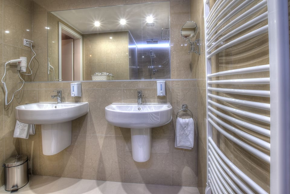 Business Twin Room, 2 Twin Beds | Bathroom | Shower, free toiletries, towels