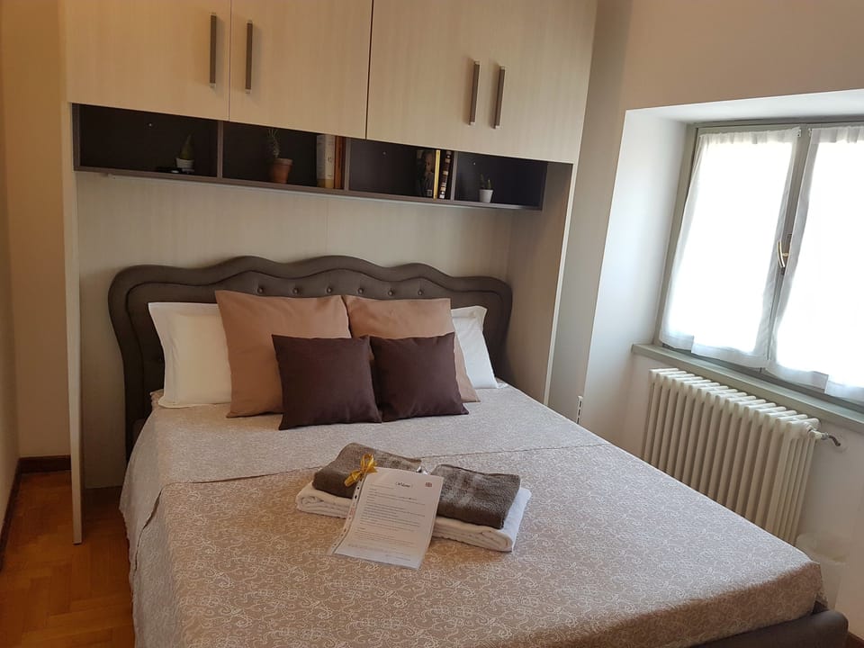 Apartment, 1 Bedroom | 1 bedroom, desk, iron/ironing board, WiFi (free)