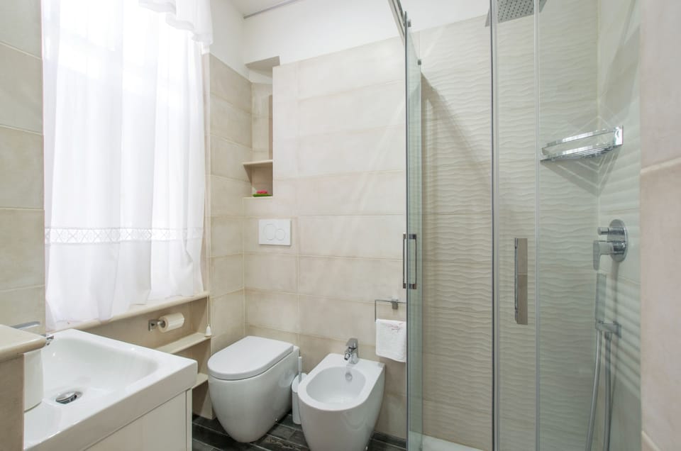 Quadruple Room | Bathroom | Shower, rainfall showerhead, free toiletries, hair dryer