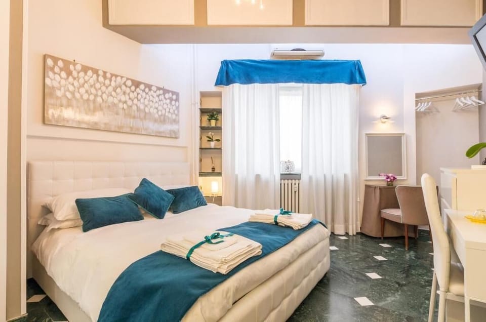 Double Room | In-room safe, desk, free WiFi, bed sheets