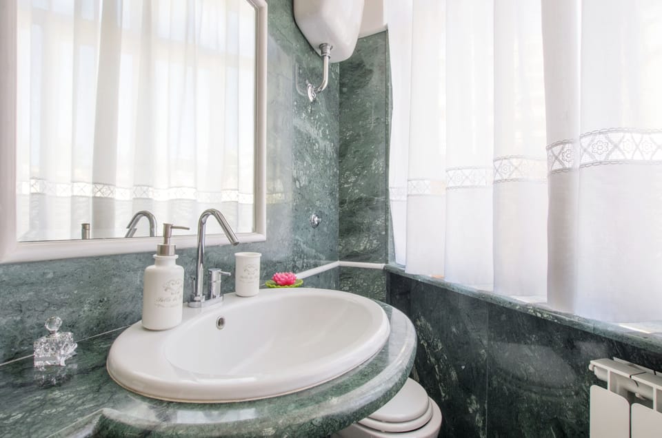 Double Room | In-room safe, desk, free WiFi, bed sheets
