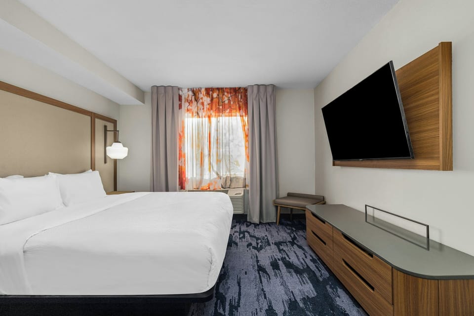 Room, 1 King Bed | Premium bedding, pillowtop beds, in-room safe, desk
