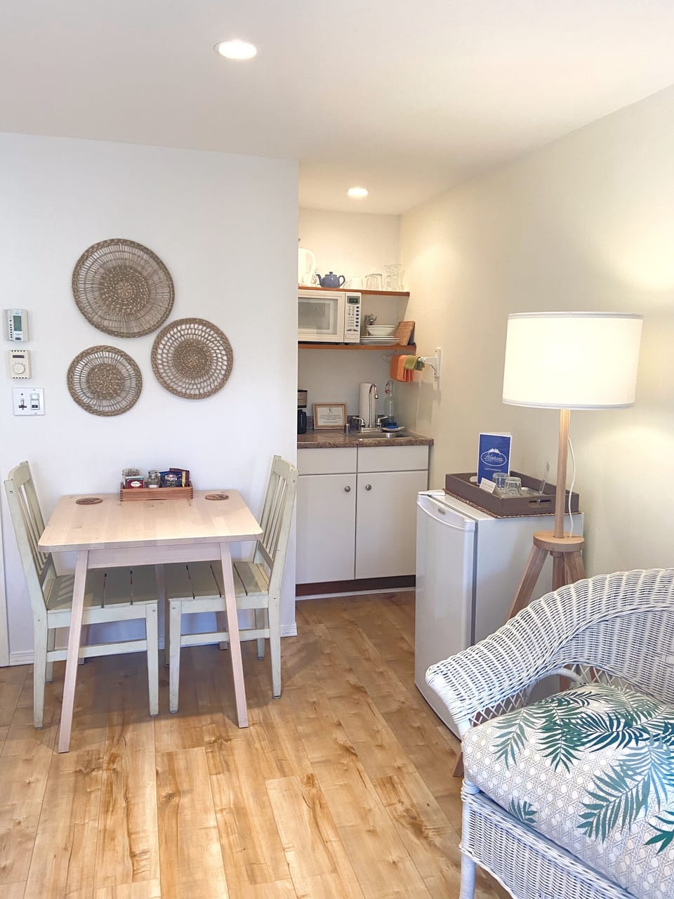 Deluxe Studio, 1 Queen Bed, Kitchenette (Patio) | Living area