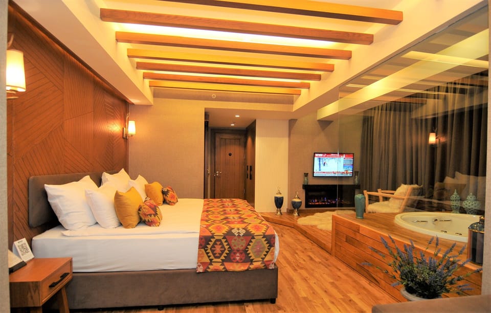 Deluxe Suite, 1 Bedroom, Jetted Tub | View from room