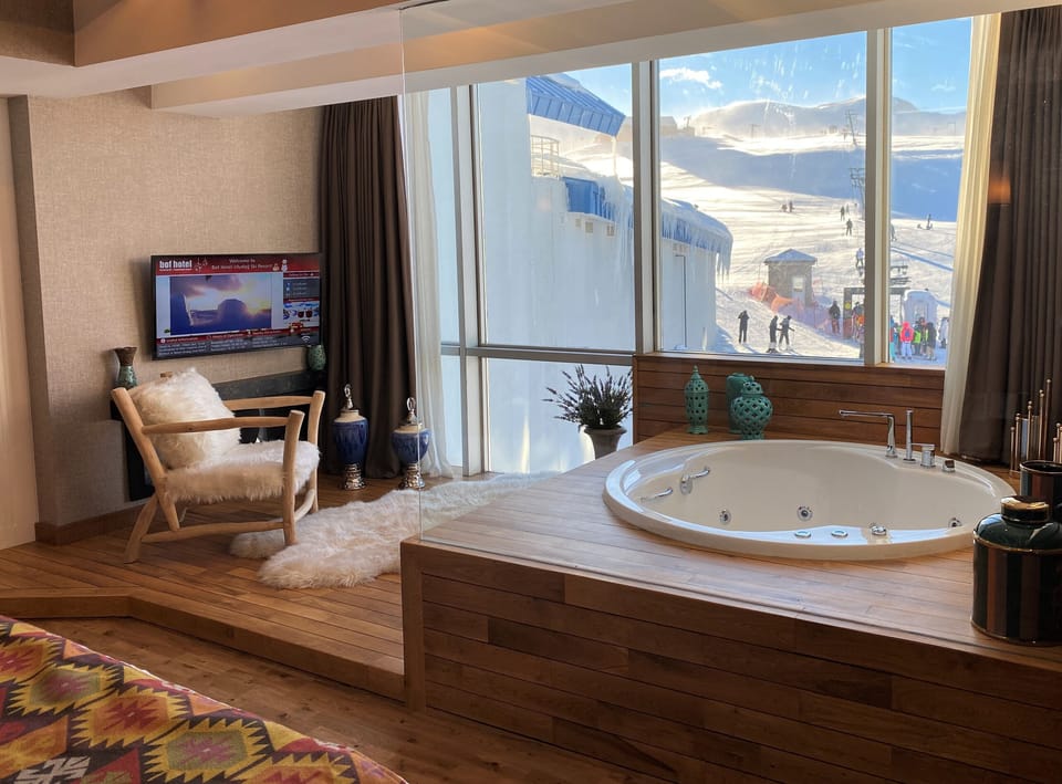 Deluxe Suite, 1 Bedroom, Jetted Tub | Premium bedding, minibar, soundproofing, free WiFi