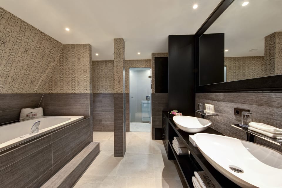 Junior Suite, Jetted Tub | Bathroom | Shower, rainfall showerhead, free toiletries, hair dryer