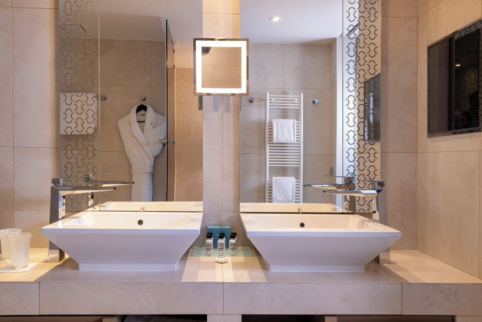 Suite | Bathroom | Free toiletries, hair dryer, bathrobes, slippers