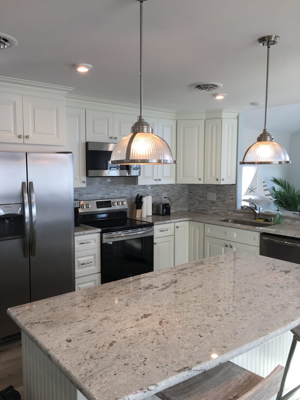 Upgraded kitchen with granite counter tops & appliances & island bar
