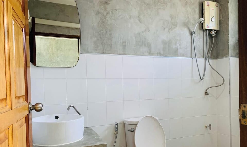 Shower, free toiletries, towels