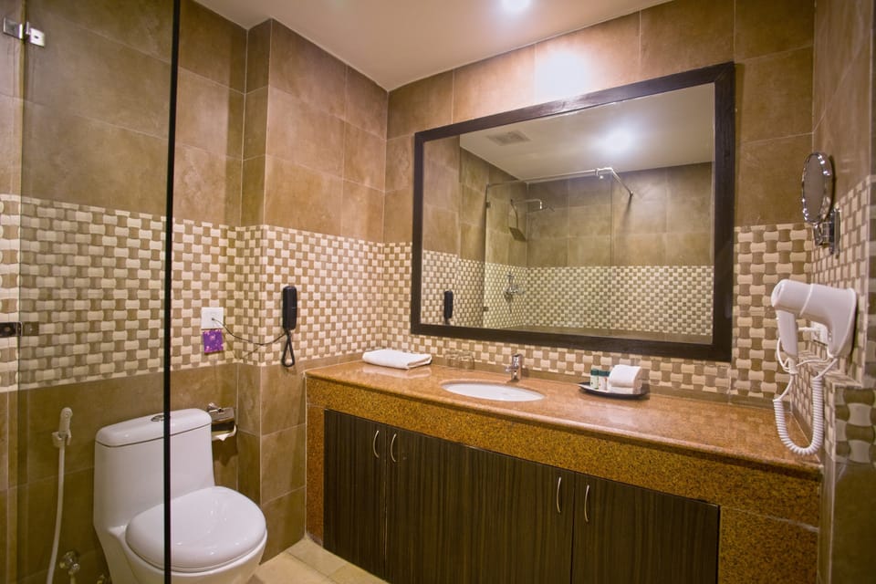 Deluxe Room | Bathroom | Shower, rainfall showerhead, free toiletries, hair dryer