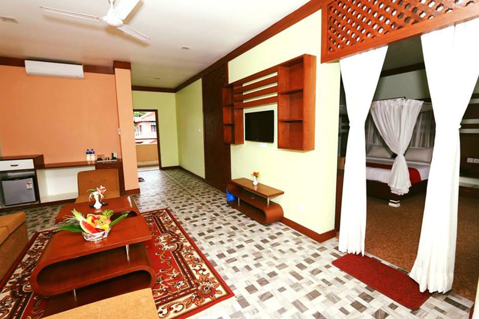 Deluxe Room | Living area | Flat-screen TV