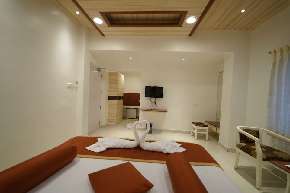 Suite, 1 Queen Bed | Premium bedding, minibar, in-room safe, desk