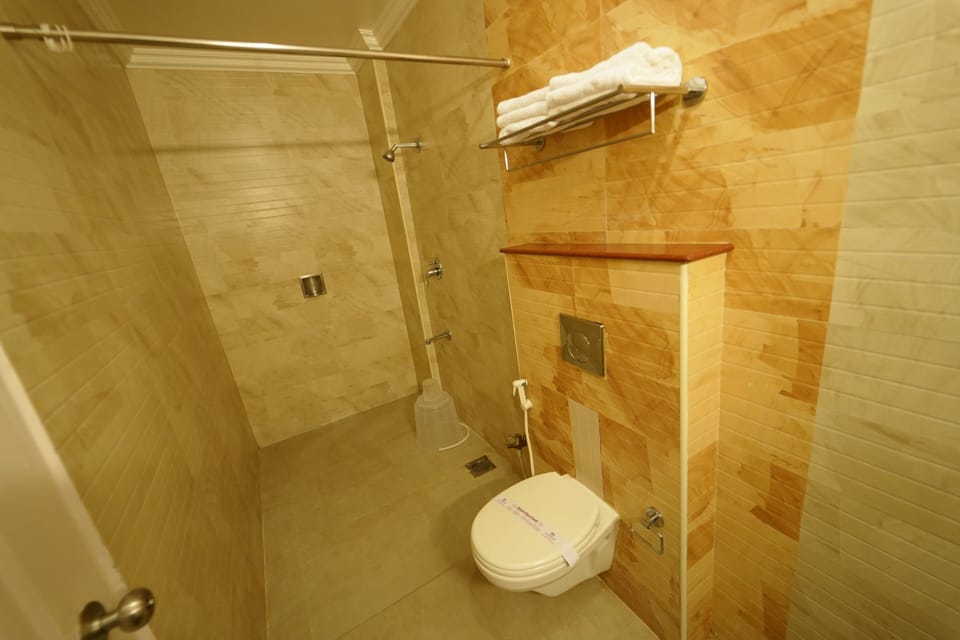 Superior Room | Bathroom | Shower, free toiletries, towels