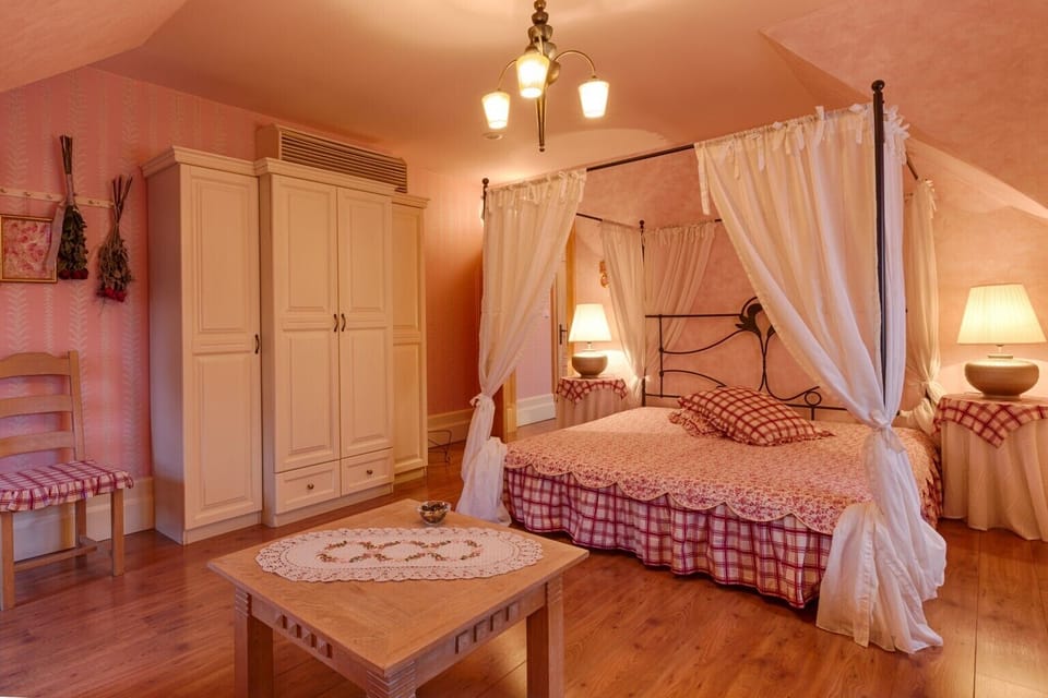 Design Apartment (ALEXANDRA) | Minibar, individually decorated, individually furnished, desk