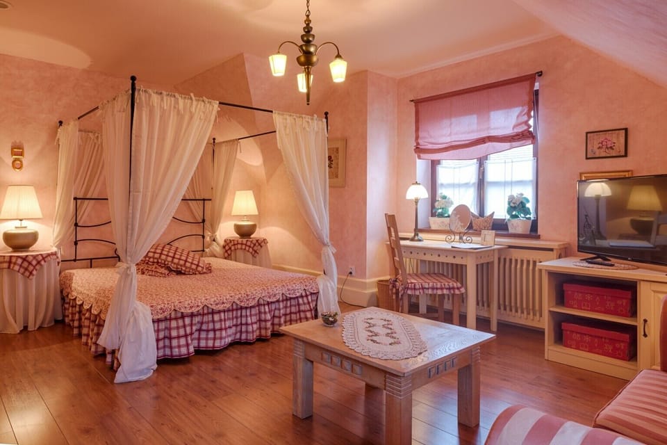 Design Apartment (ALEXANDRA) | Minibar, individually decorated, individually furnished, desk