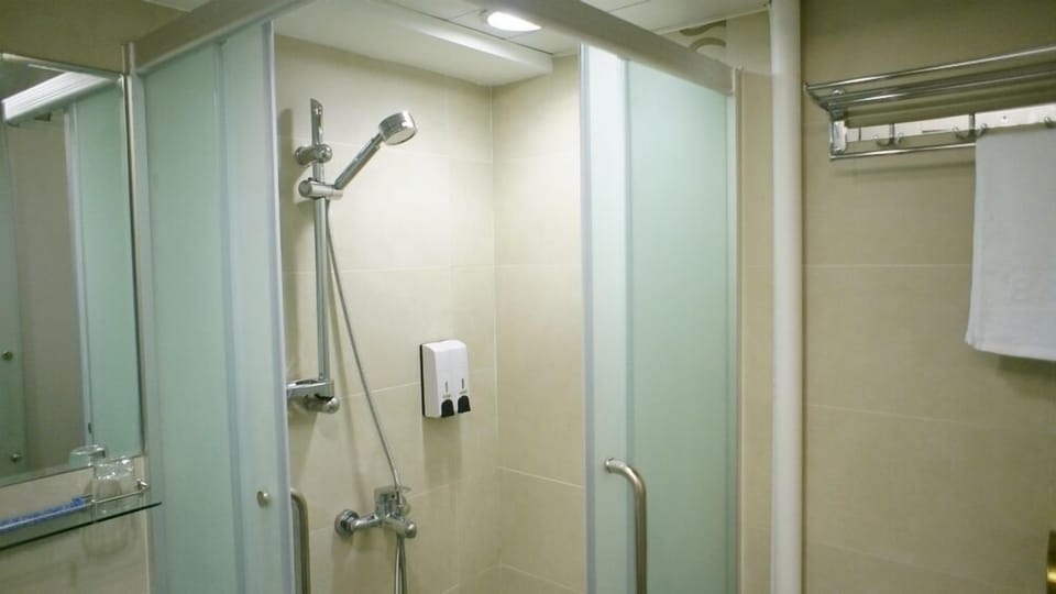 Family Room | Bathroom | Shower, free toiletries, hair dryer, slippers