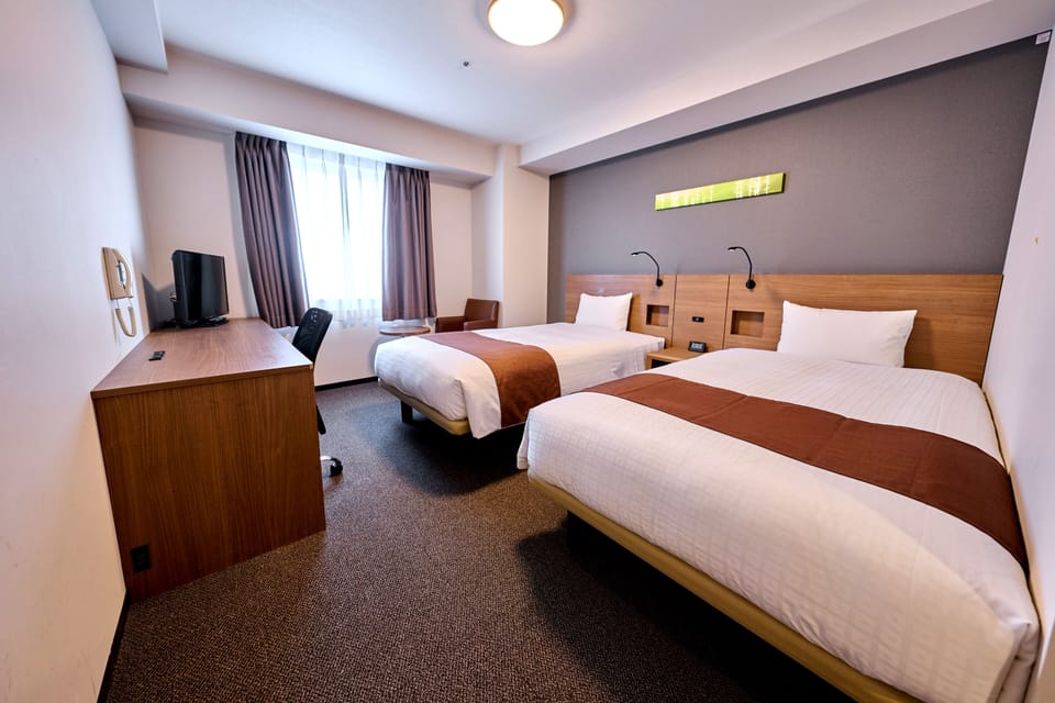 Deluxe Twin Room, Non Smoking | Desk, WiFi (free), bed sheets