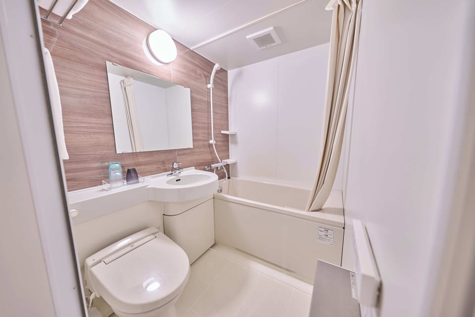 Combined shower/tub, free toiletries, hair dryer, slippers