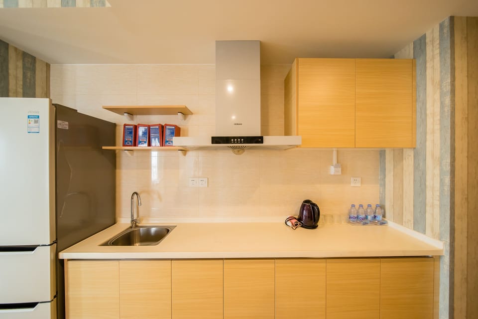 Deluxe Suite | Private kitchen | Fridge, microwave, stovetop, electric kettle