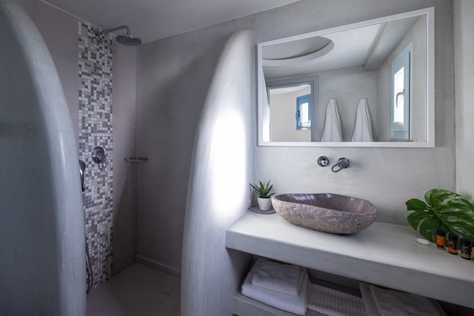 Junior Suite | Premium bedding, in-room safe, blackout drapes, iron/ironing board