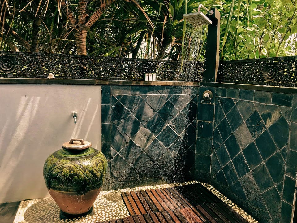 Shower, free toiletries, towels