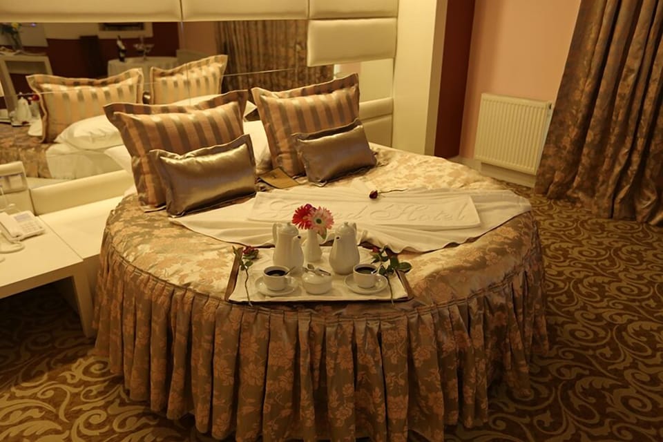 Minibar, in-room safe, desk, free WiFi