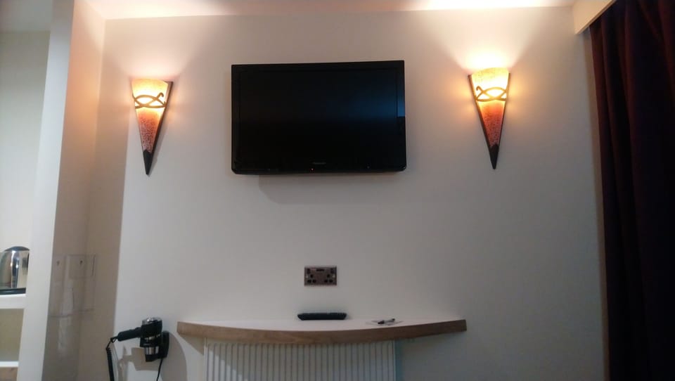 Deluxe Double Room, Ensuite (Tower View) | Iron/ironing board, free WiFi, bed sheets