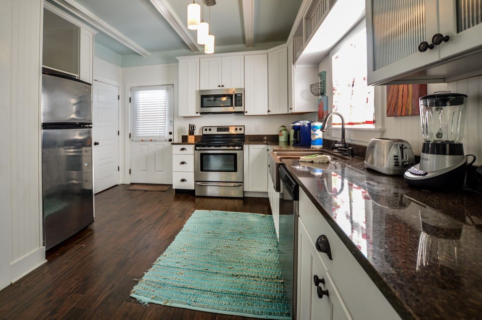 Cottage, 3 Bedrooms | Private kitchen | Coffee/tea maker, fridge, microwave, oven