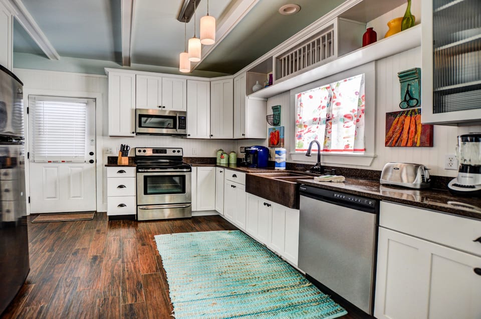 Cottage, 3 Bedrooms | Private kitchen | Coffee/tea maker, fridge, microwave, oven