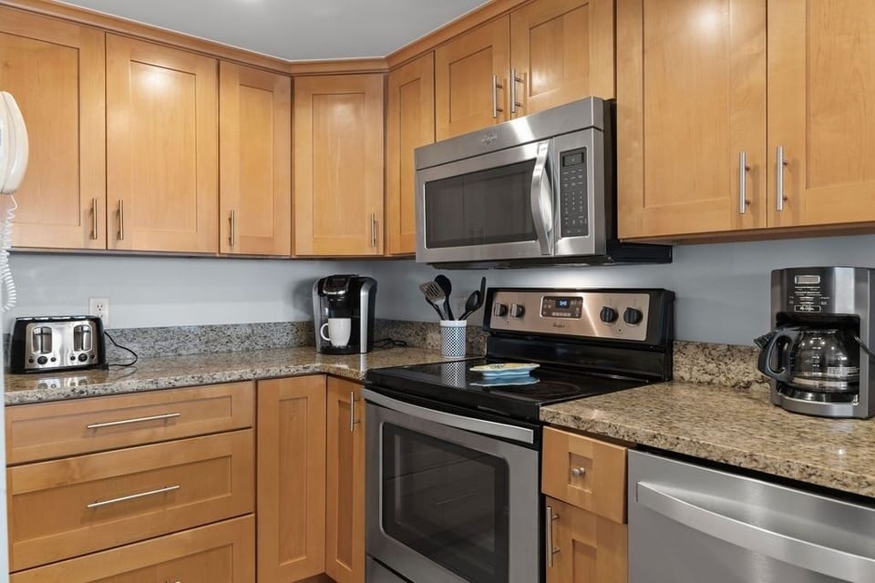 Condo, 3 Bedrooms | Private kitchen | Fridge, microwave, oven, dishwasher