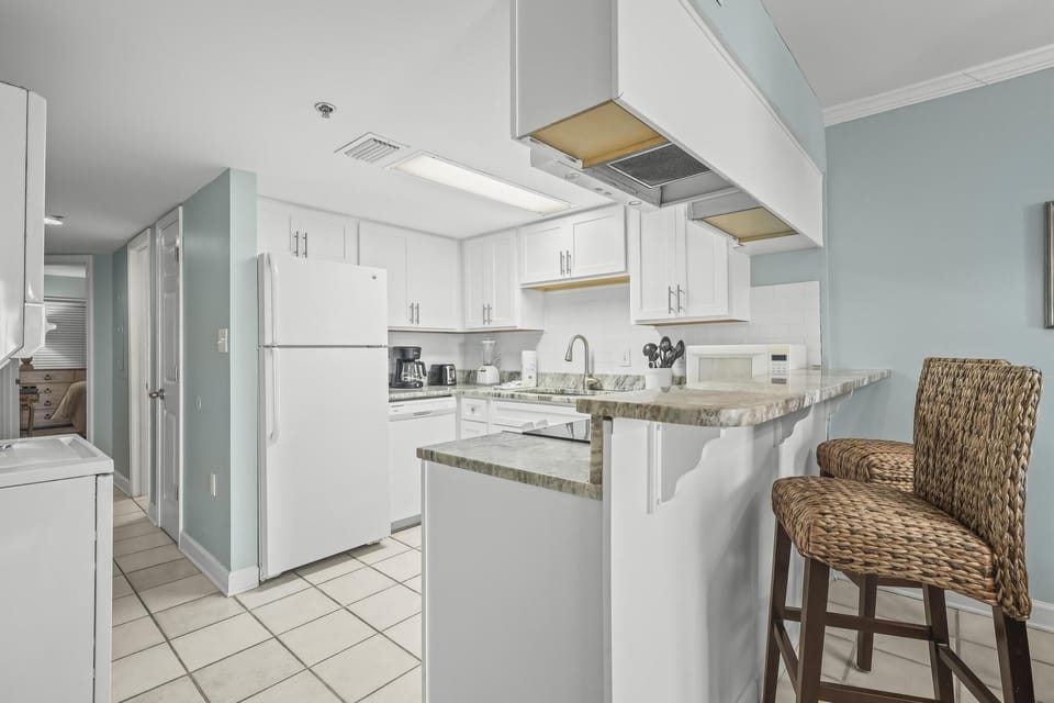 Condo, 1 Bedroom | Private kitchen | Coffee/tea maker, fridge, microwave, oven