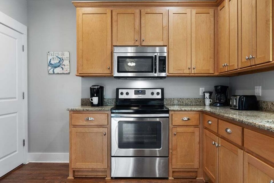 Cottage, 3 Bedrooms | Private kitchen | Coffee/tea maker, fridge, microwave, oven