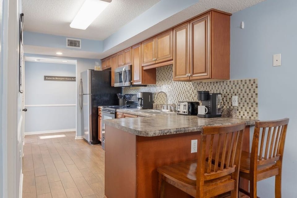 Condo, 3 Bedrooms | Private kitchen | Fridge, microwave, oven, dishwasher