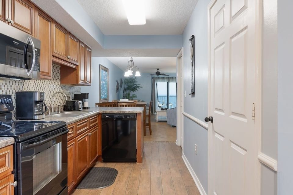 Condo, 3 Bedrooms | Private kitchen | Fridge, microwave, oven, dishwasher
