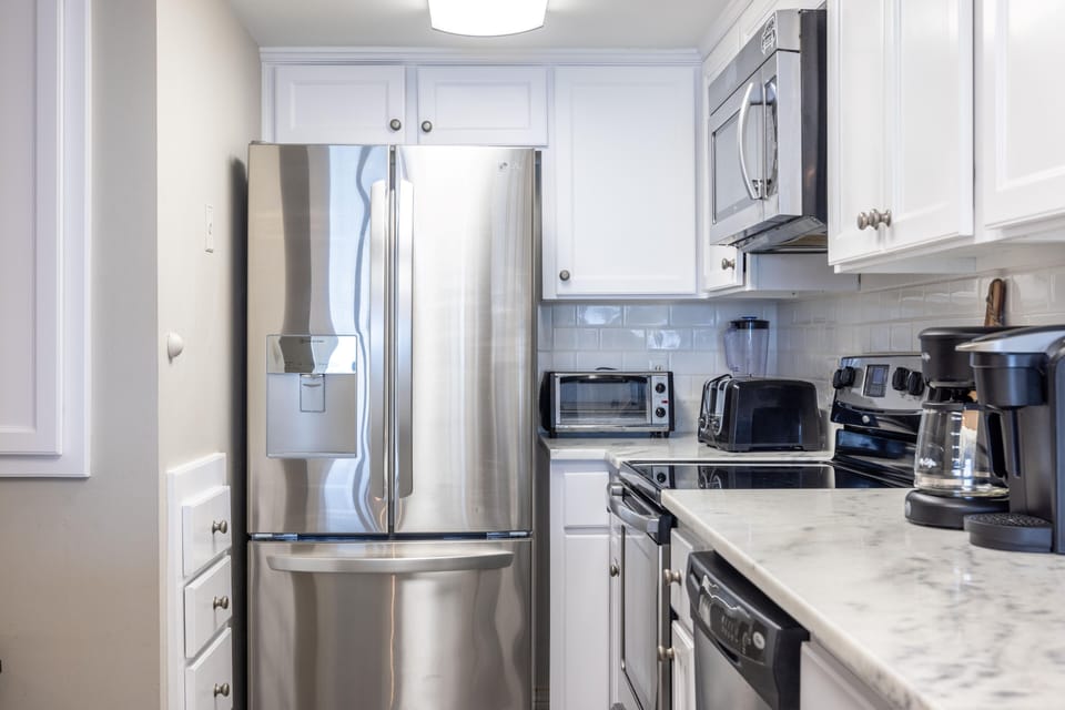 Condo, 3 Bedrooms | Private kitchen | Fridge, microwave, oven, dishwasher
