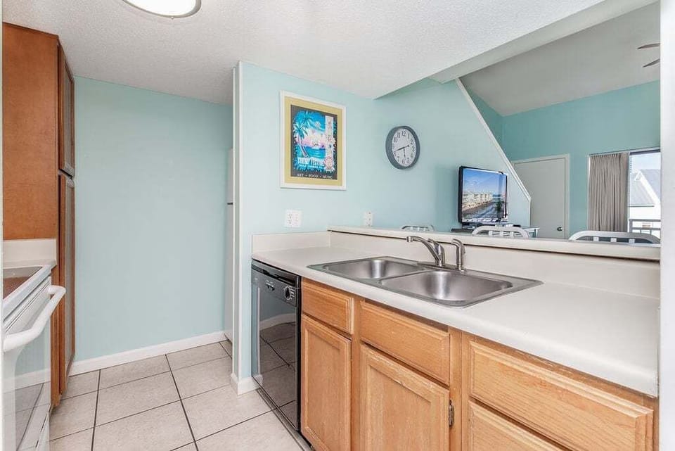 Condo, 1 Bedroom | Private kitchen | Fridge, microwave, oven, dishwasher