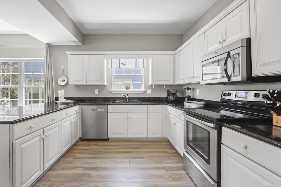 House, 4 Bedrooms | Private kitchen | Fridge, microwave, oven, dishwasher