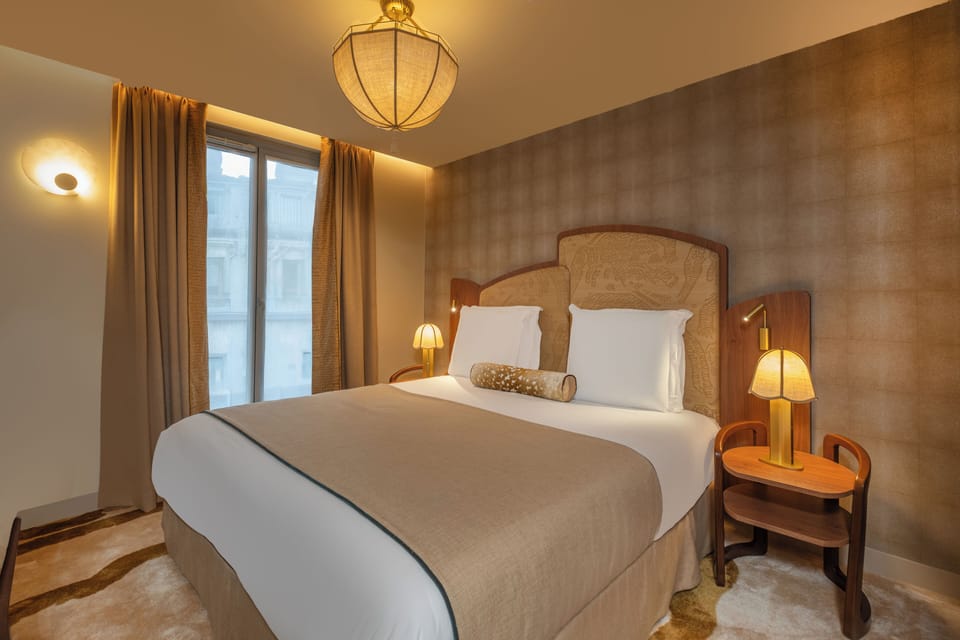 Chambre Executive | Bathroom | Rainfall showerhead, designer toiletries, hair dryer, slippers