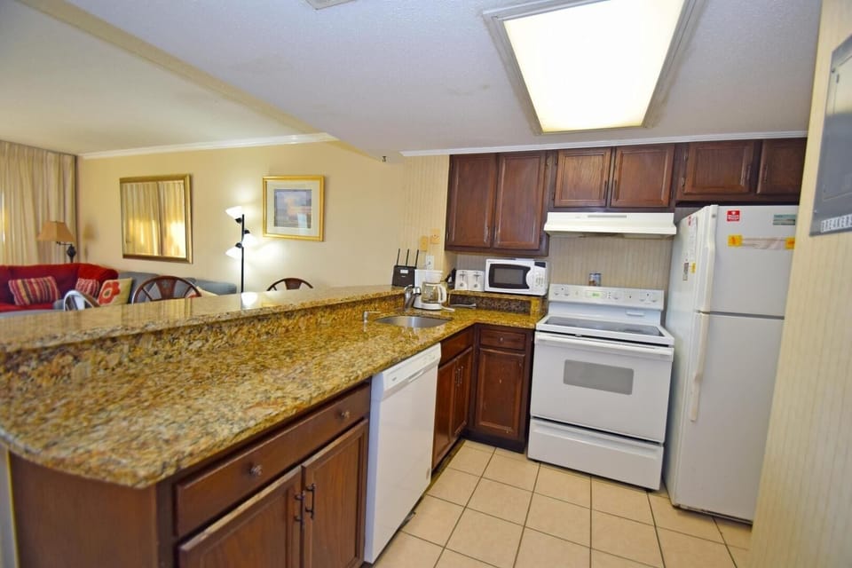 Condo, 3 Bedrooms | Private kitchen | Microwave, oven, coffee/tea maker, toaster