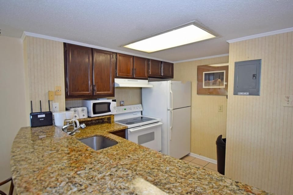 Condo, 3 Bedrooms | Private kitchen | Microwave, oven, coffee/tea maker, toaster