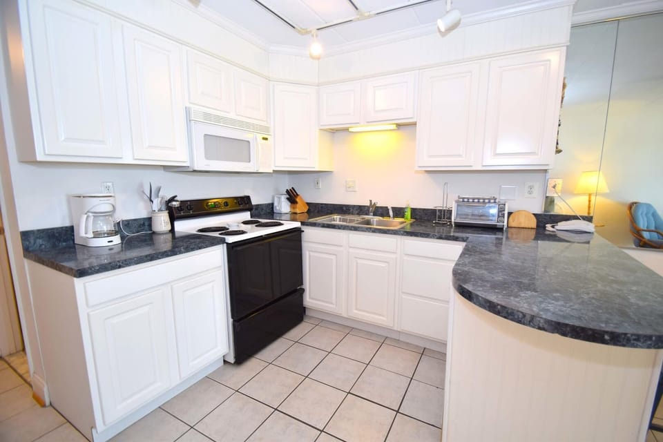 Condo, 1 Bedroom | Private kitchen | Fridge, microwave, dishwasher, coffee/tea maker