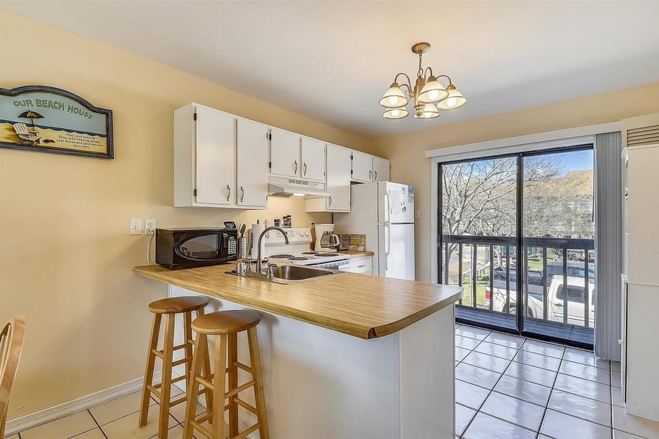 Townhome, 3 Bedrooms | Private kitchen | Fridge, microwave, dishwasher, coffee/tea maker