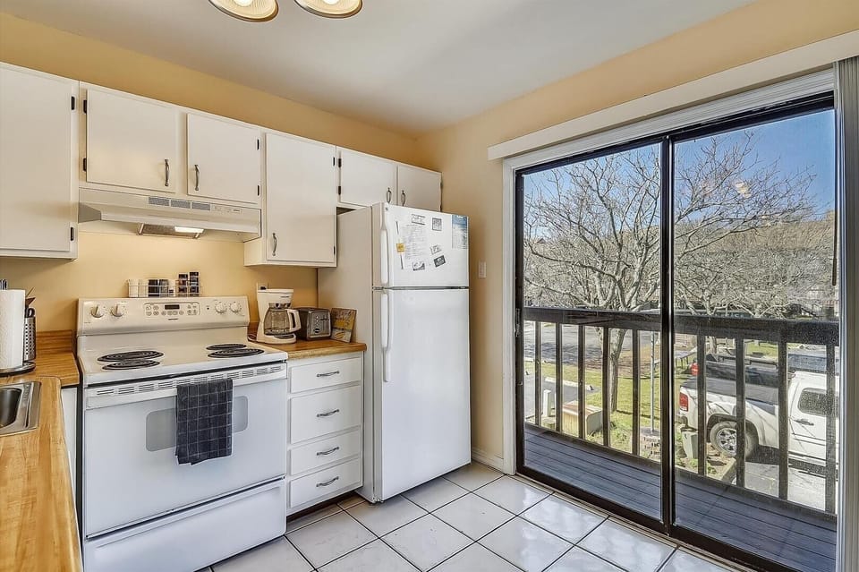 Townhome, 3 Bedrooms | Private kitchen | Fridge, microwave, dishwasher, coffee/tea maker