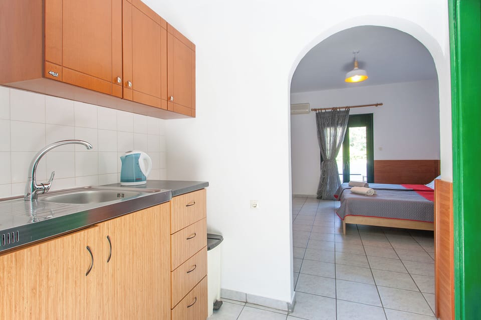 Studio with Pool View | Private kitchen | Mini-fridge, cookware/dishes/utensils