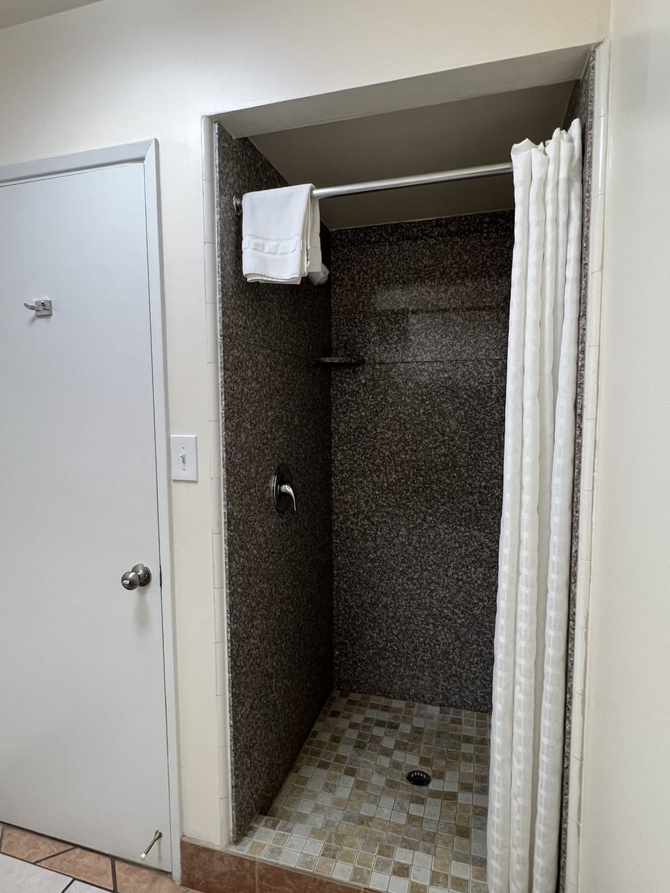 Combined shower/tub, hair dryer, towels