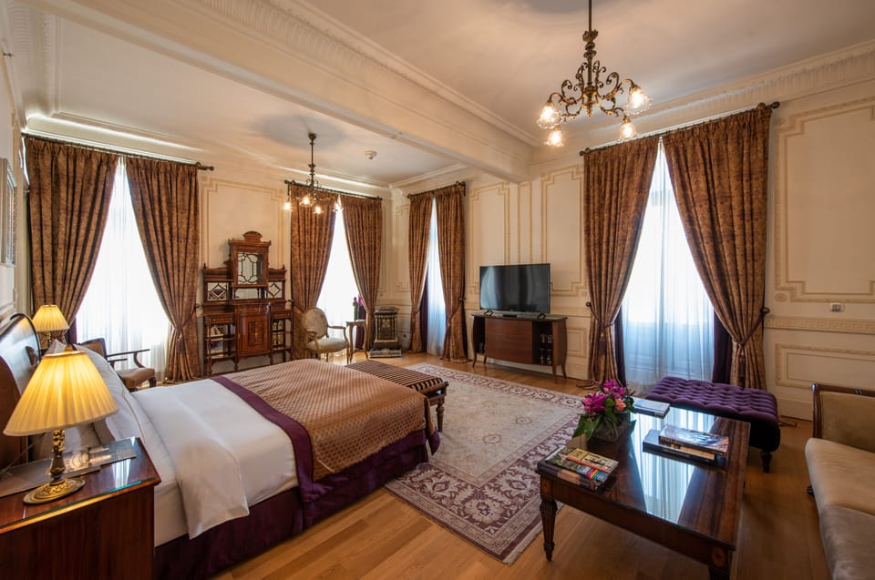 Senior Suite | Hypo-allergenic bedding, minibar, in-room safe, desk