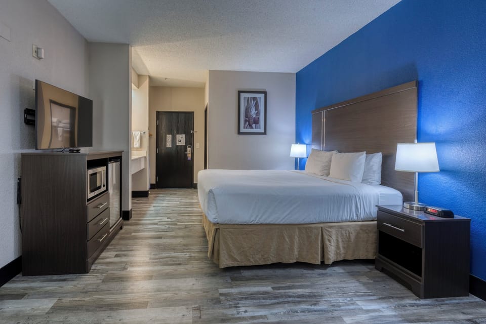 Desk, blackout drapes, iron/ironing board, free WiFi