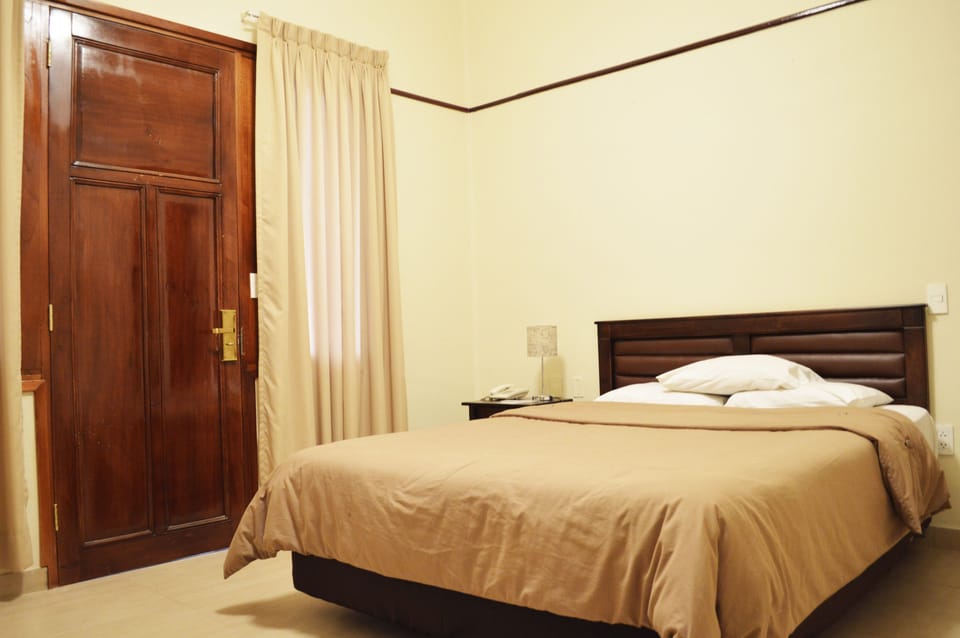 Single Room | In-room safe, iron/ironing board, WiFi (free)