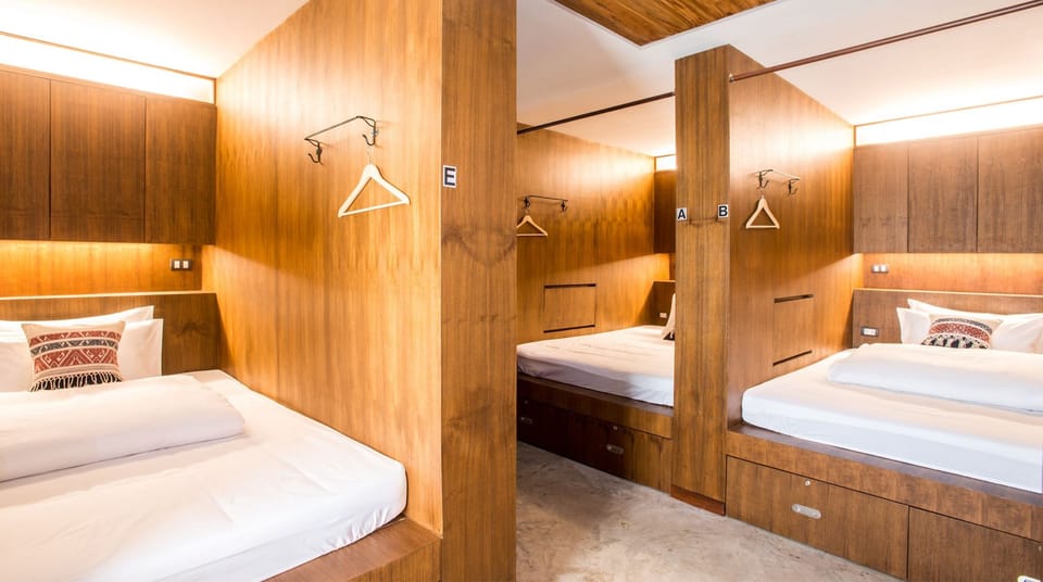 5-Queen Cabin Bed Mixed Dormitory With Shared Bathrooms | Free WiFi