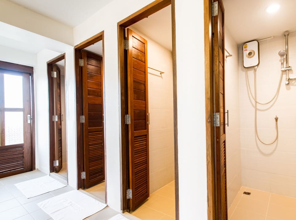 Shower, free toiletries, hair dryer, bidet